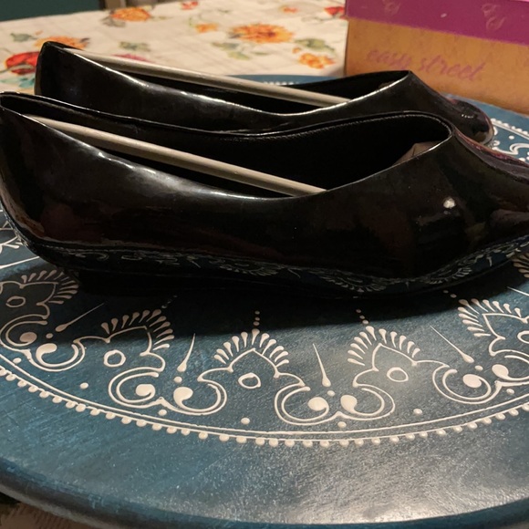 Flats - Picture 2 of 3